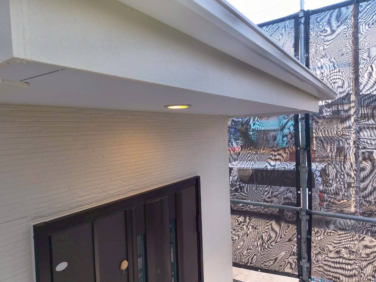 明るい白に塗り替えた玄関周り